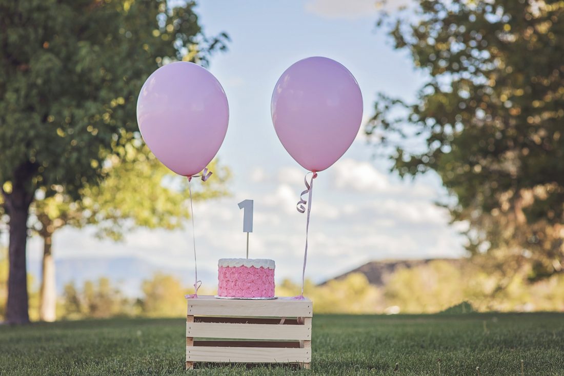 Free photo of Birthday Cake and Balloons
