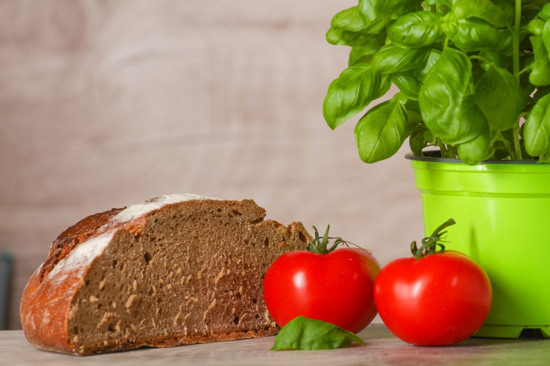 Free photo of Bread and Tomato