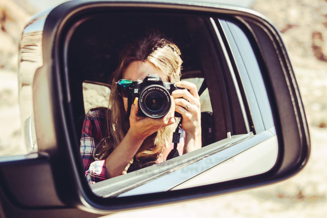 Free photo of Photographer in Car