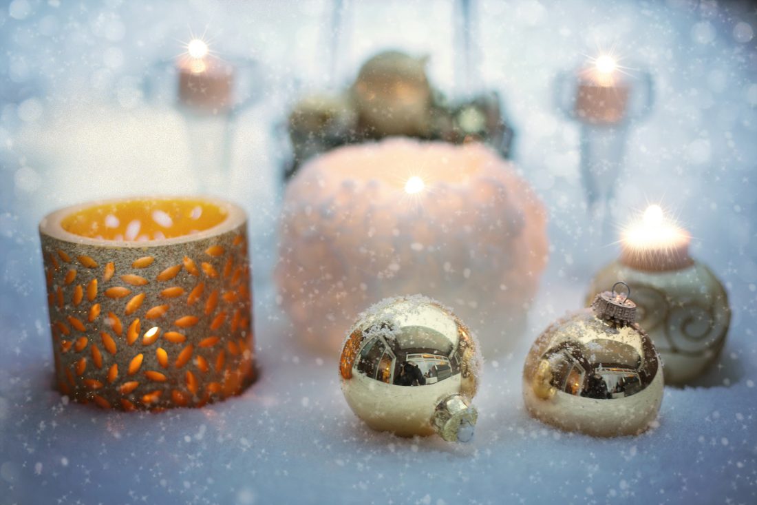 Free photo of Christmas Tree Baubles Snow