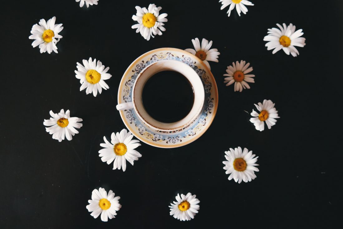 Free photo of Coffee & Flowers