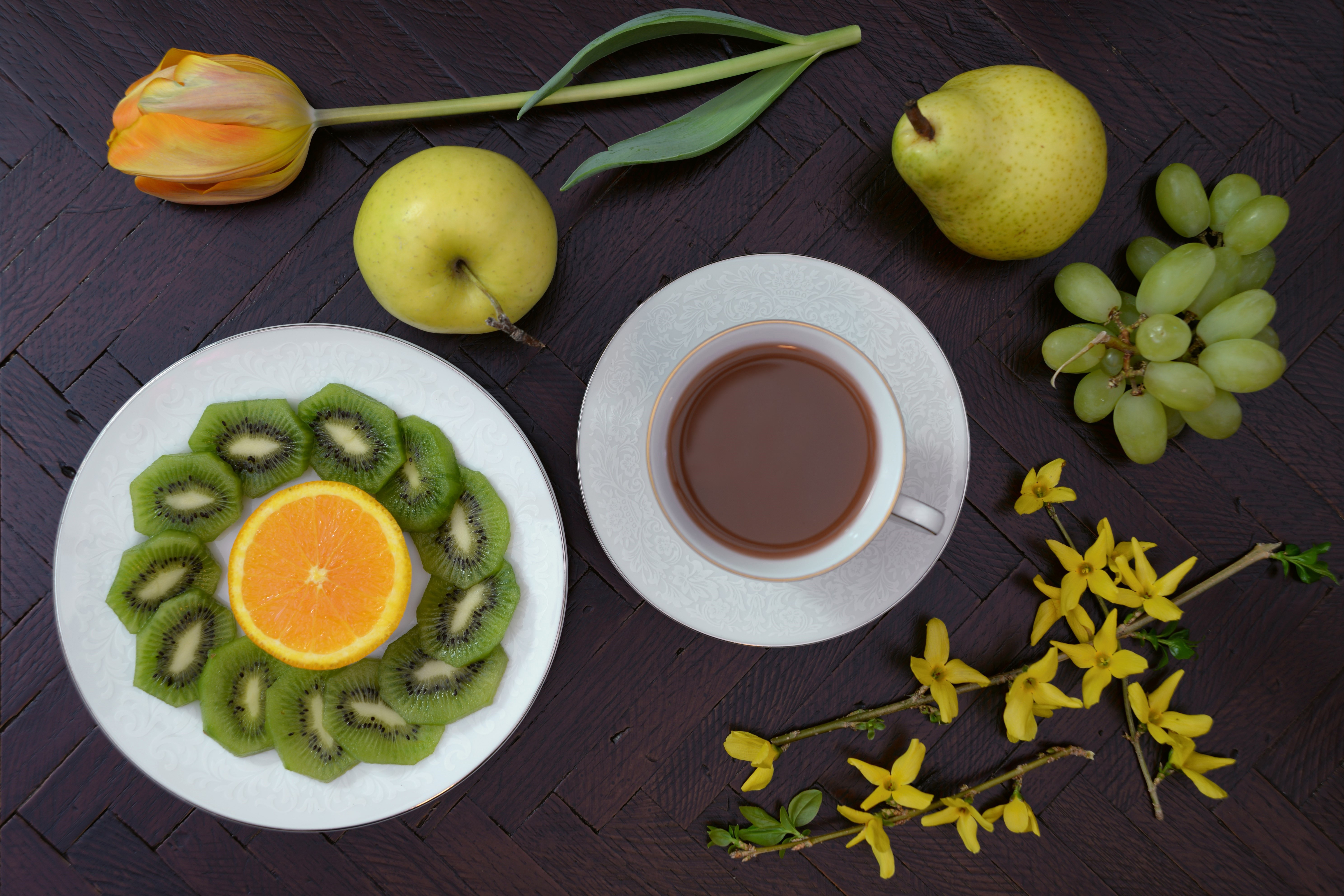 Кофе это фрукт. Завтрак авокадо и цветы. Кофе и фрукты. Овощи, кофе. Овощной завтрак.