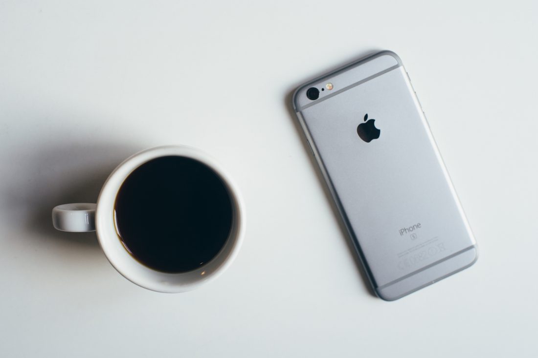 Free photo of Coffee & Smartphone