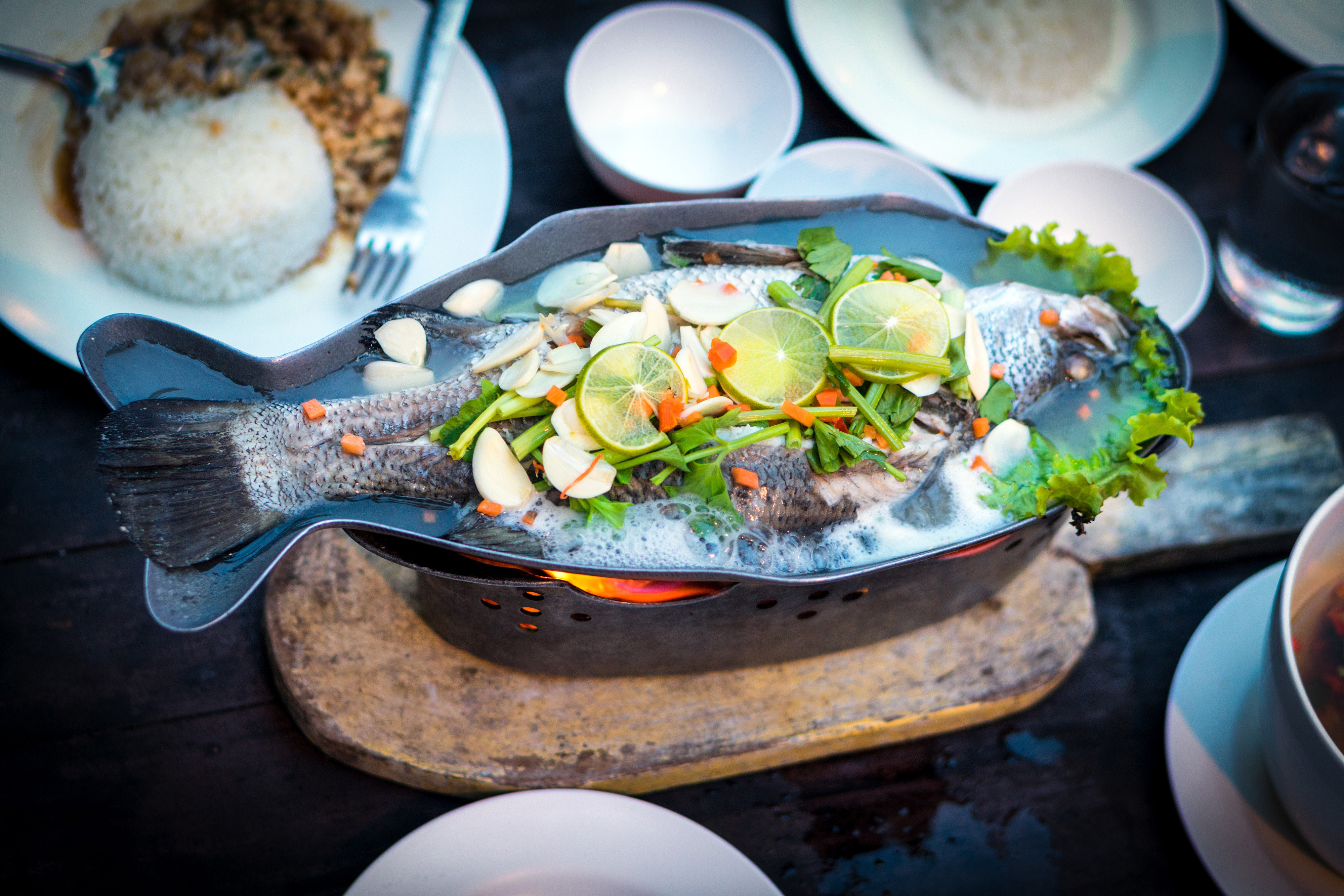 Ресторан улов. Сибас в Тайланде. Рыбные блюда. Рыбные блюда в ресторане. Ресторанные блюда из рыбы.