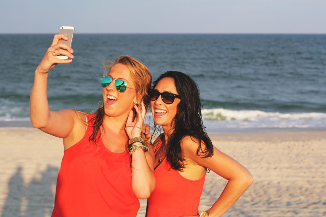 Free photo of Selfie Friends Beach