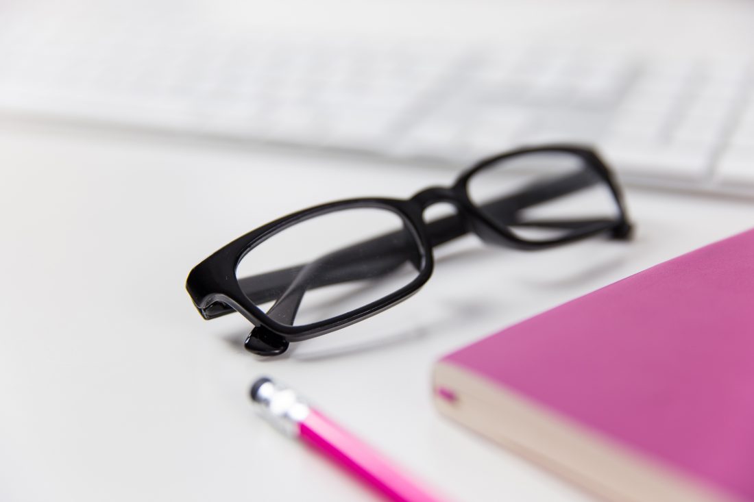 Free photo of Glasses On Office Desk