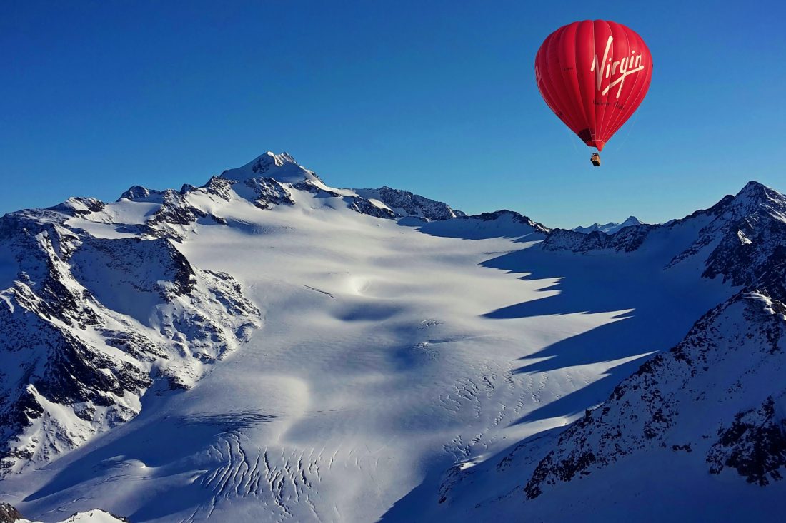 Free photo of Hot Air Balloon Above Snow