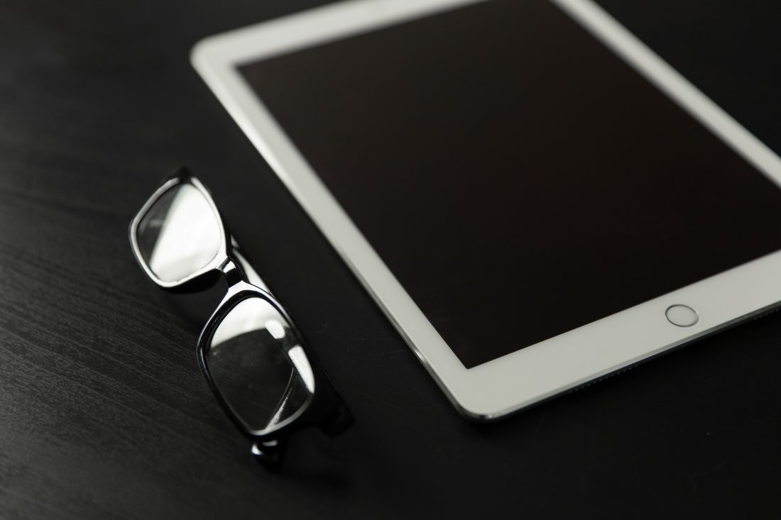 Free photo of iPad Pro & Glasses