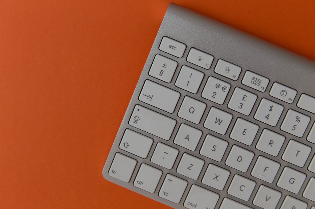 Free photo of Keyboard On Orange Background