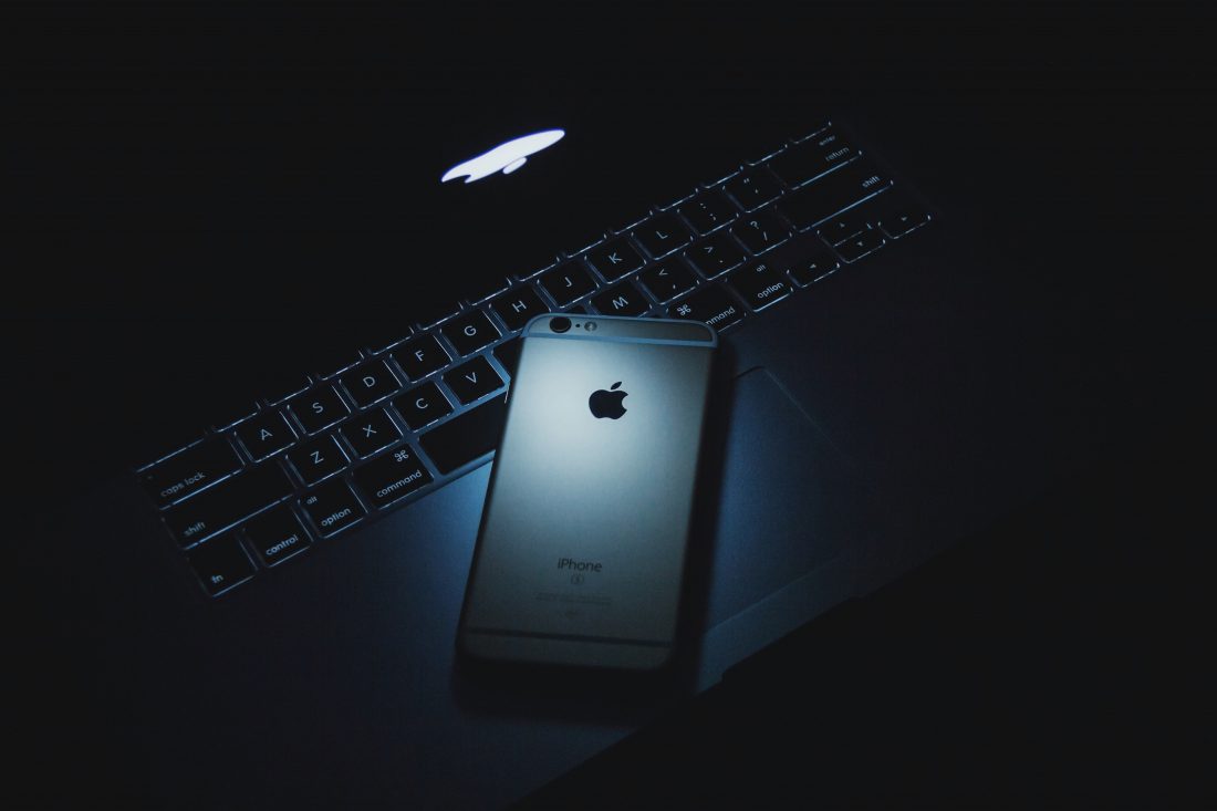 Free photo of Dark MacBook and iPhone