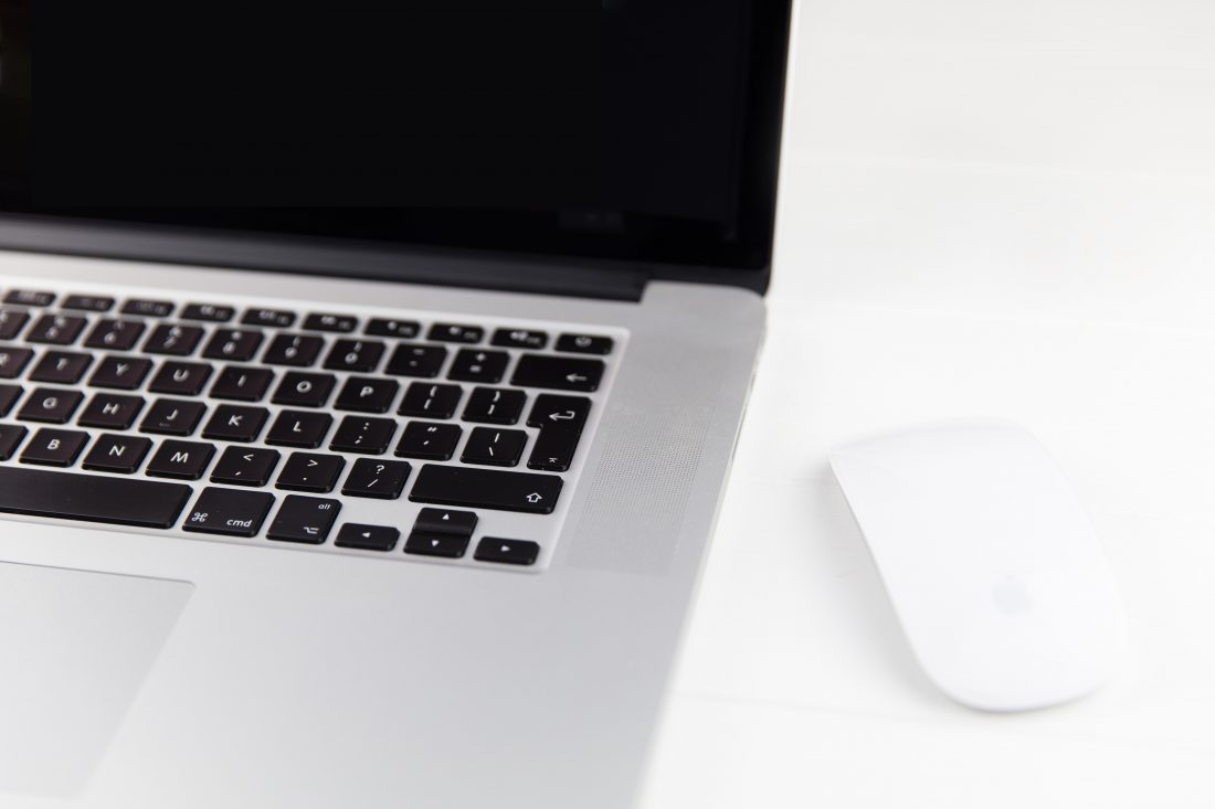 Free photo of Minimal MacBook & Mouse