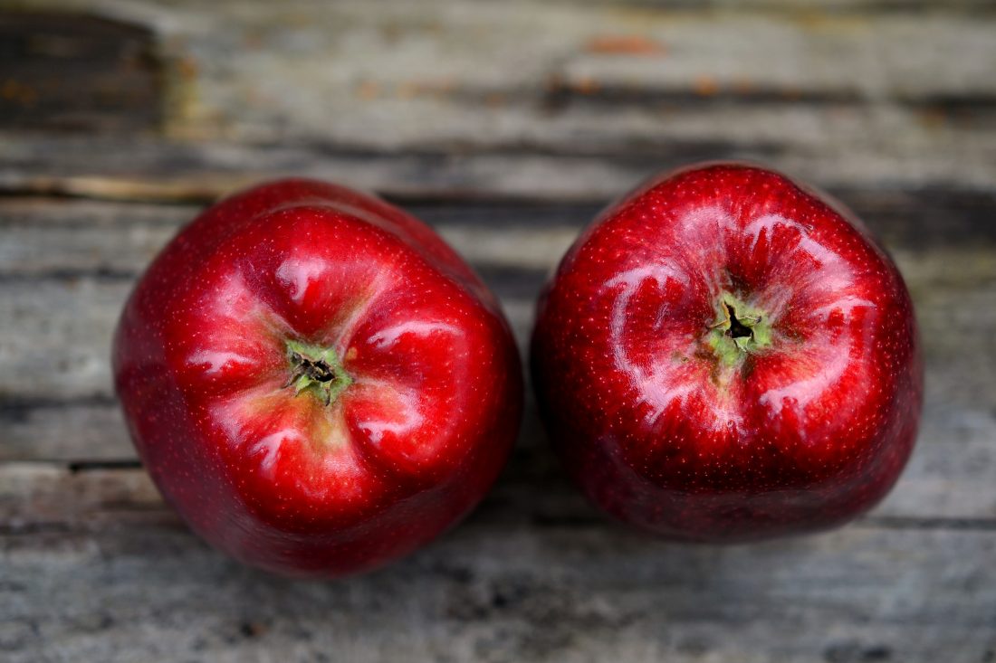 Free photo of Red Apples on Wood