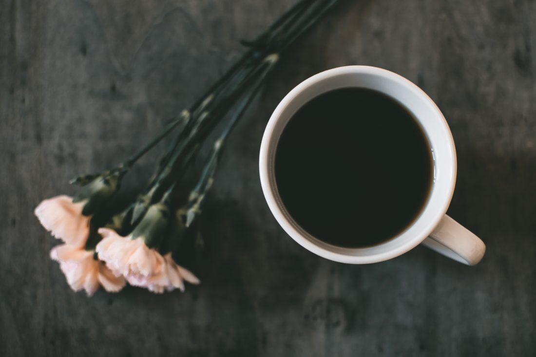 Free photo of Black Coffee & Flowers