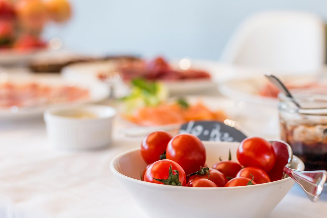 Free photo of Breakfast Table Tomatoes