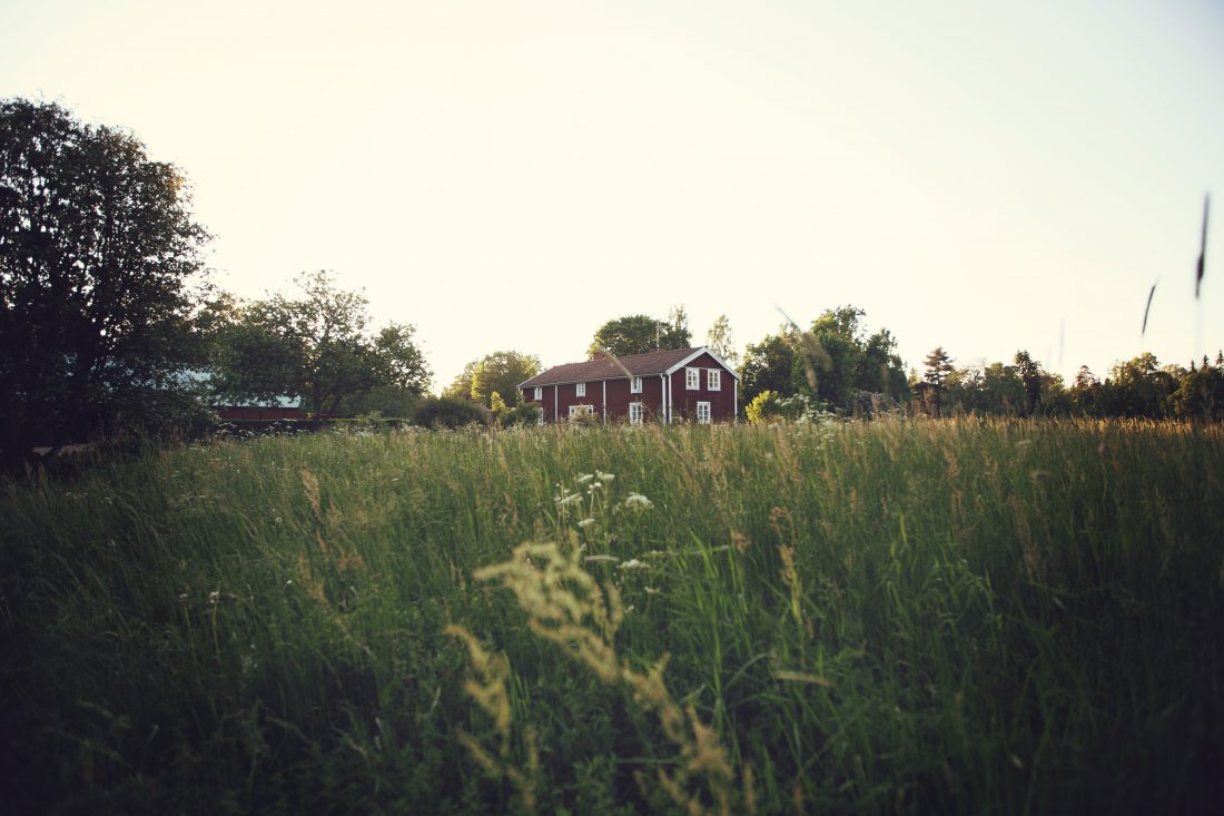 Free photo of Brown Farmhouse in Field