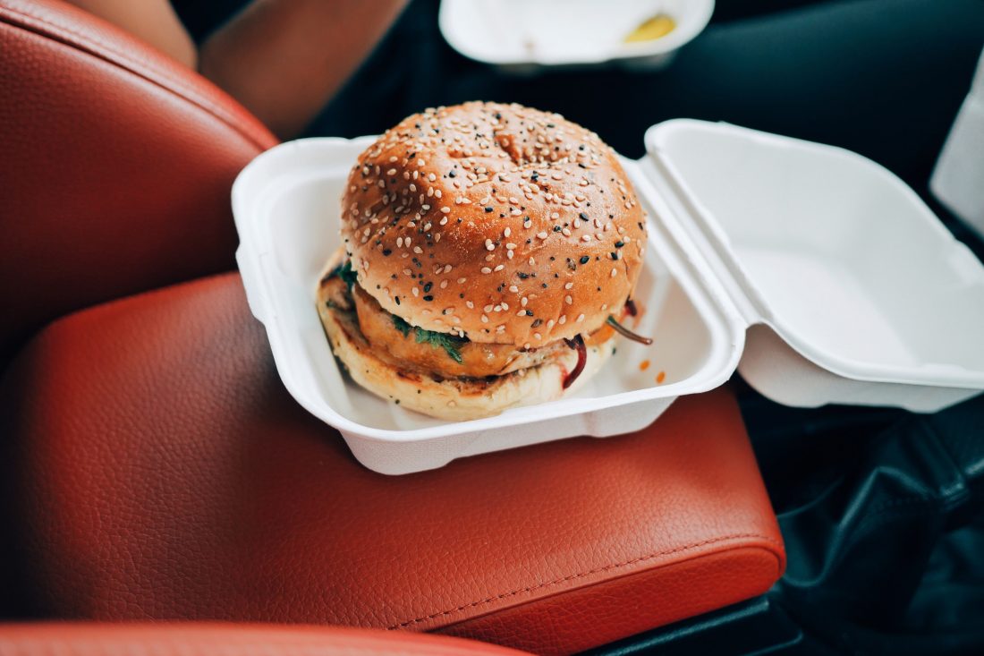 Free photo of Burger in Car