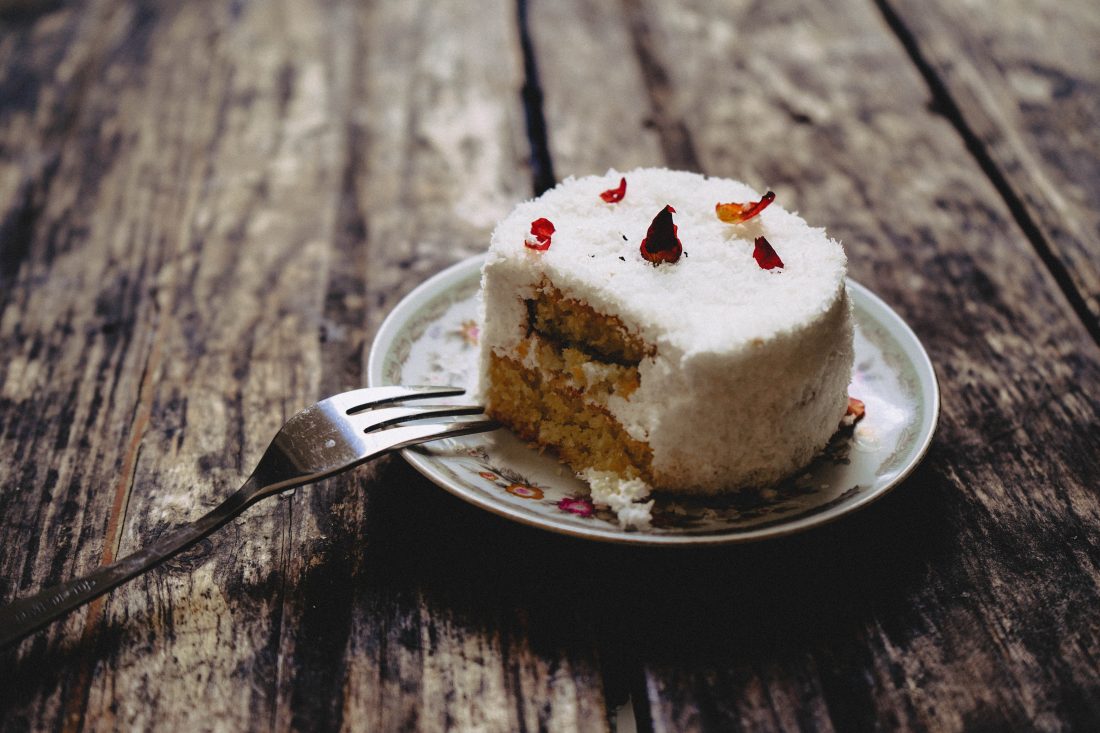 Free photo of Cake on Wooden Table
