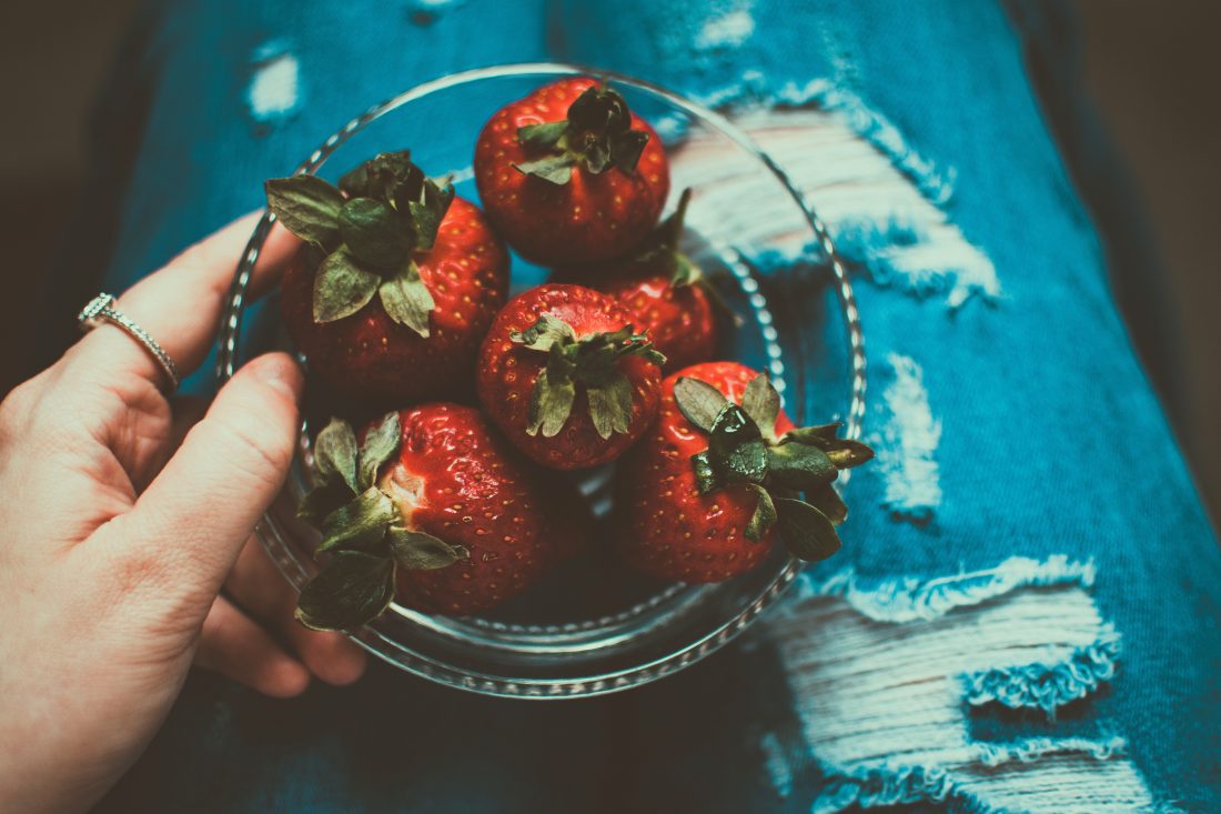 Free photo of Clear Bowl of Strawberries