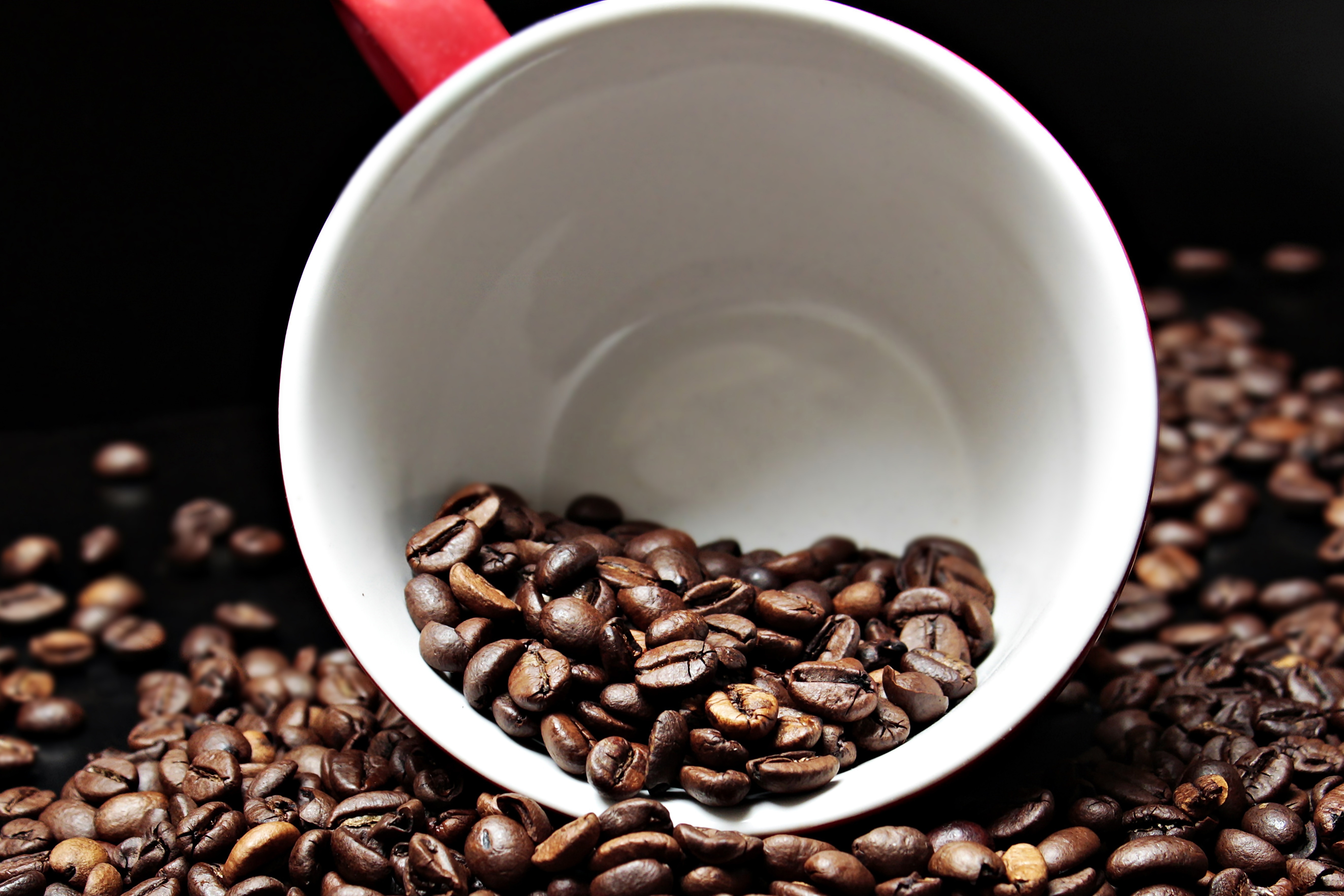 Кружка кофе кофеин. Чашка кофе с зернами. Кофе на черном фоне. Чашка с кофейными зернами. Кофейные зерна на черном фоне.