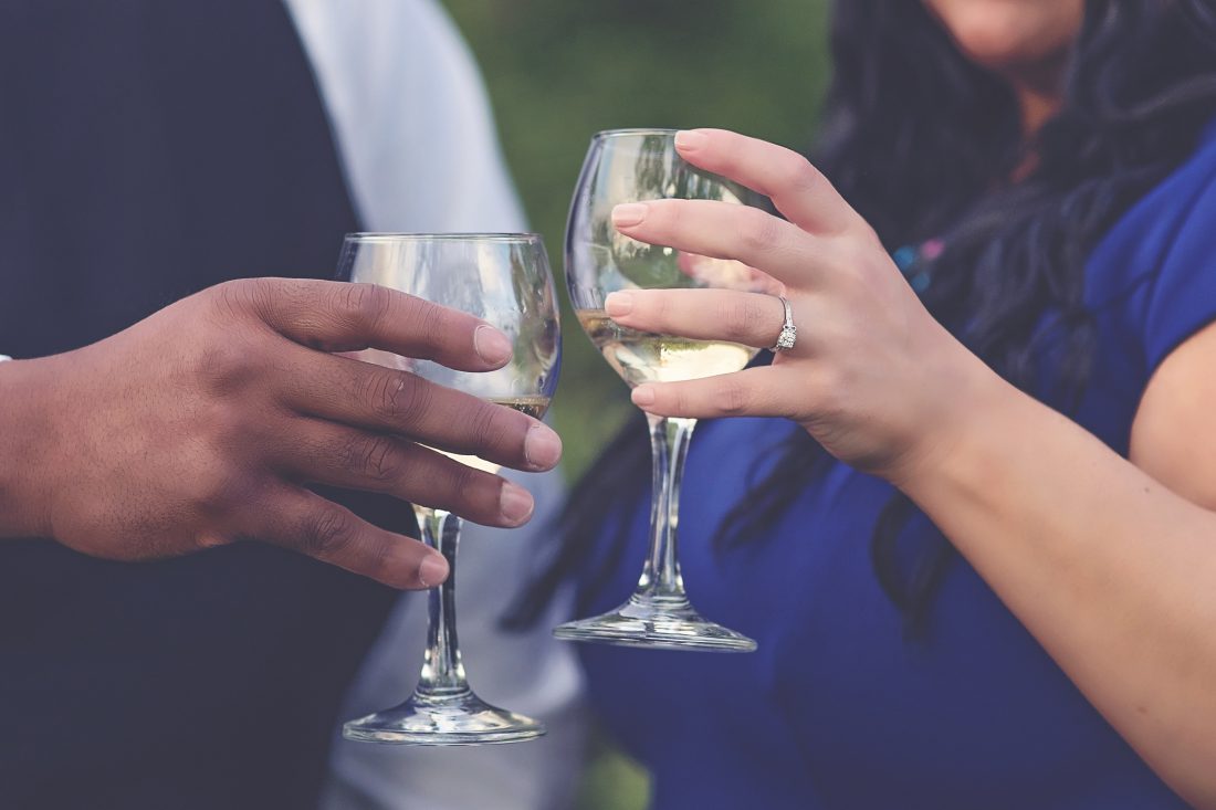 Free photo of Couple with Wine Glasses