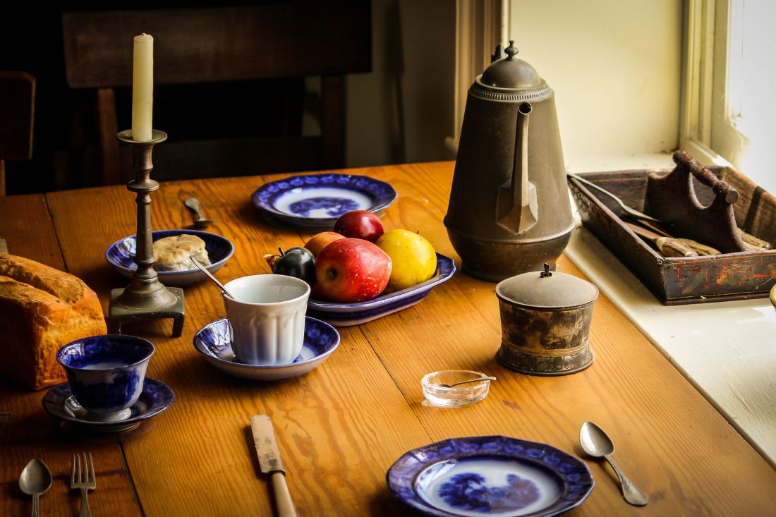 Free photo of Vintage Dinner Table Still Life