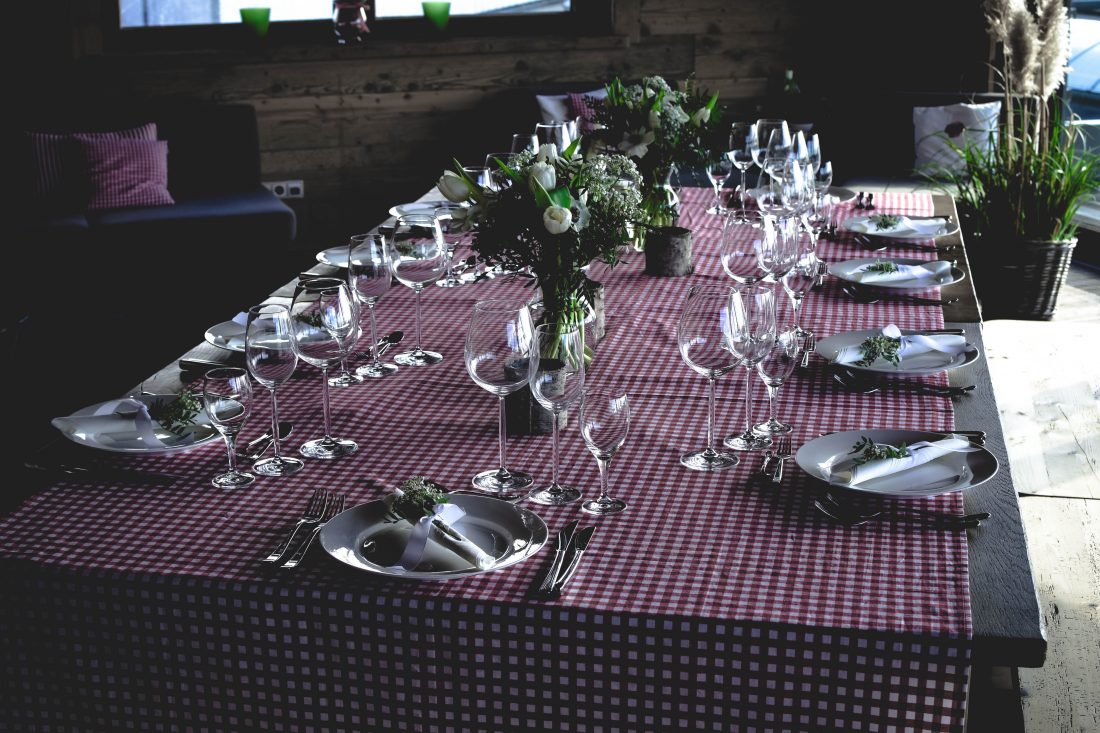 Free photo of Restaurant Dinner Table