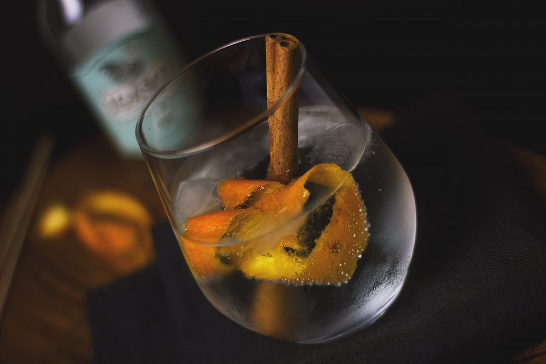 Free photo of Gin Cocktail Drink with Cinnamon Stick