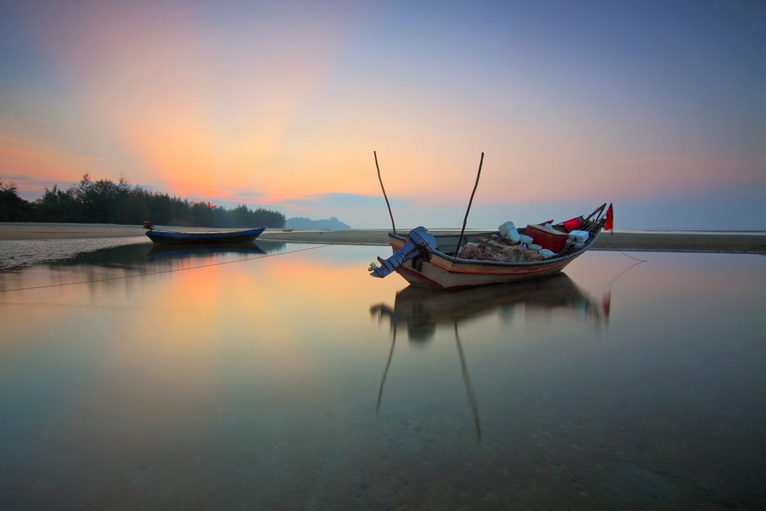 Free photo of Fishing Boat in Still Water