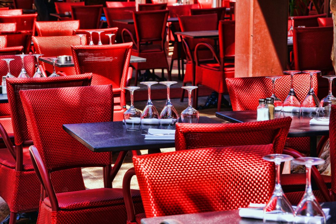 Free photo of French Restaurant with Wine Glasses