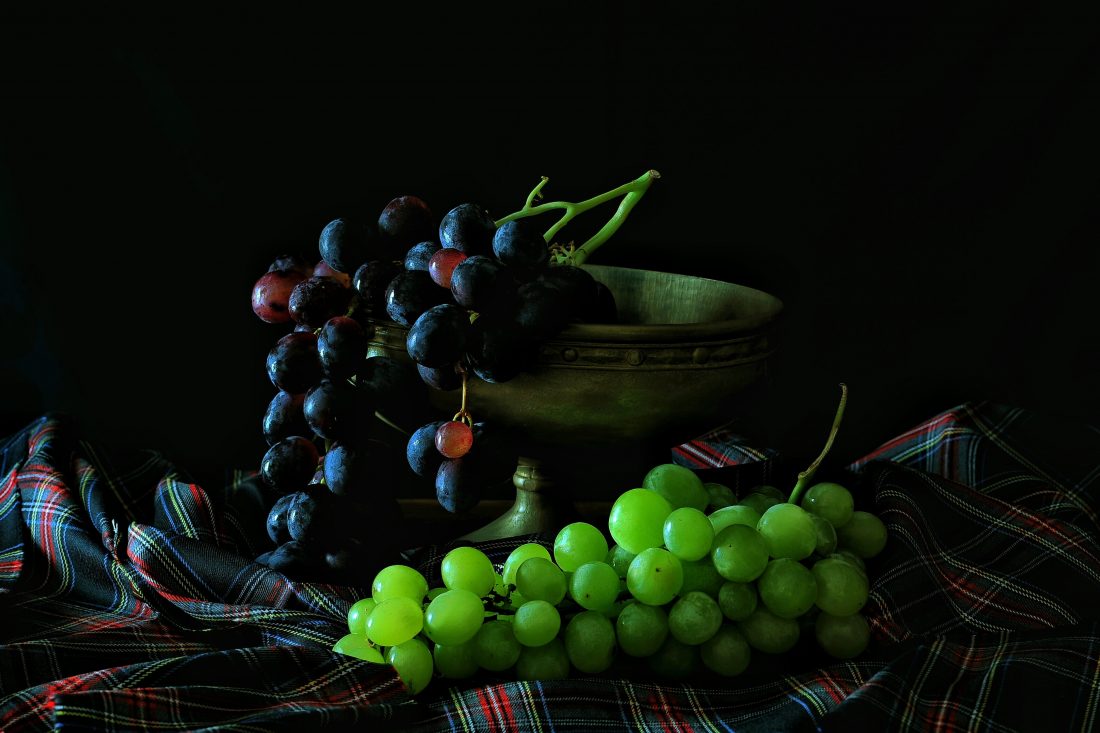 Free photo of Black & Green Grapes