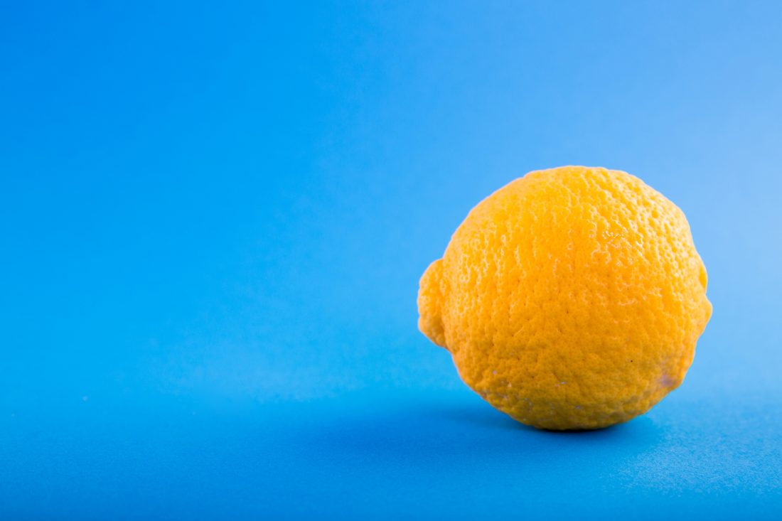Free photo of Lemon on Blue Background