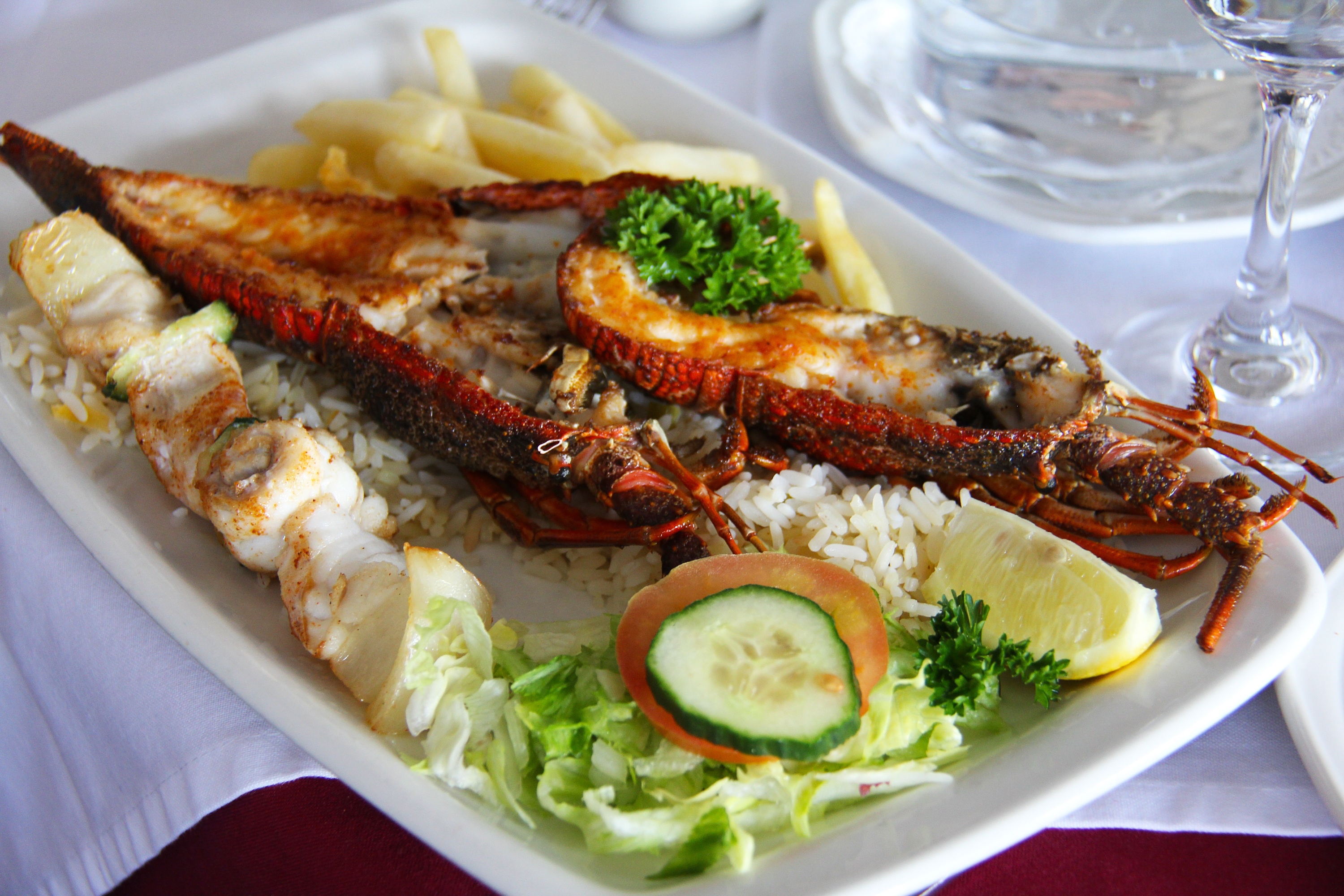 Ресторан улов. Лобстер Занзибар. Средиземноморская кухня. Рыба в ресторане. Рыбный обед.
