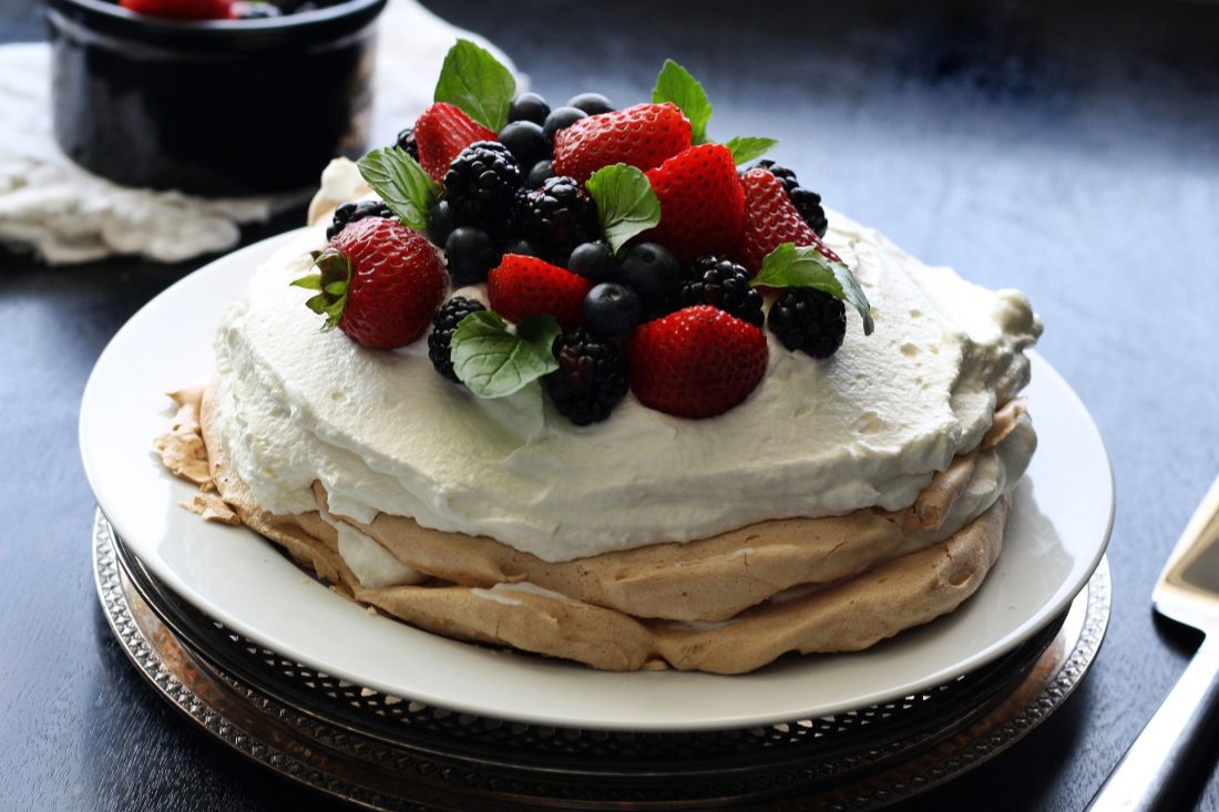 Free photo of Delicious Fruit Pavlova Dessert with Strawberries