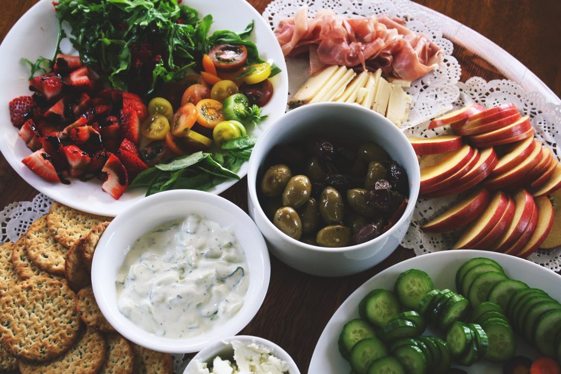 Free photo of Cheese, Olives, Dip & Biscuits Platter