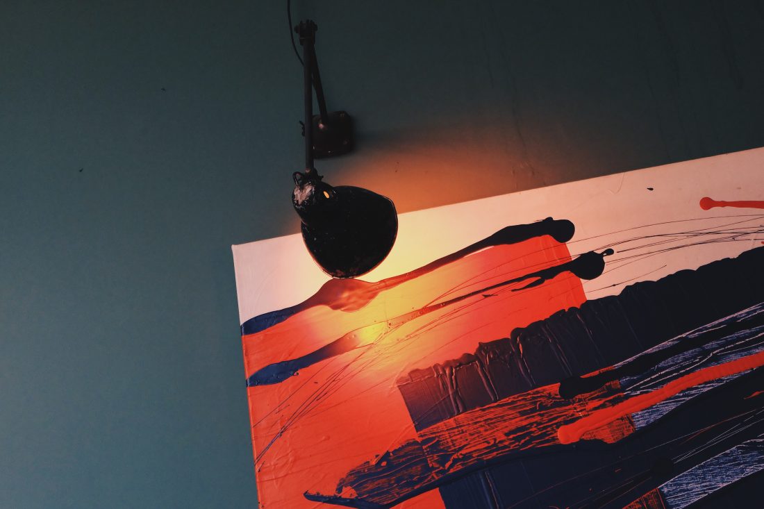 Free photo of Painting & Illuminated Lamp