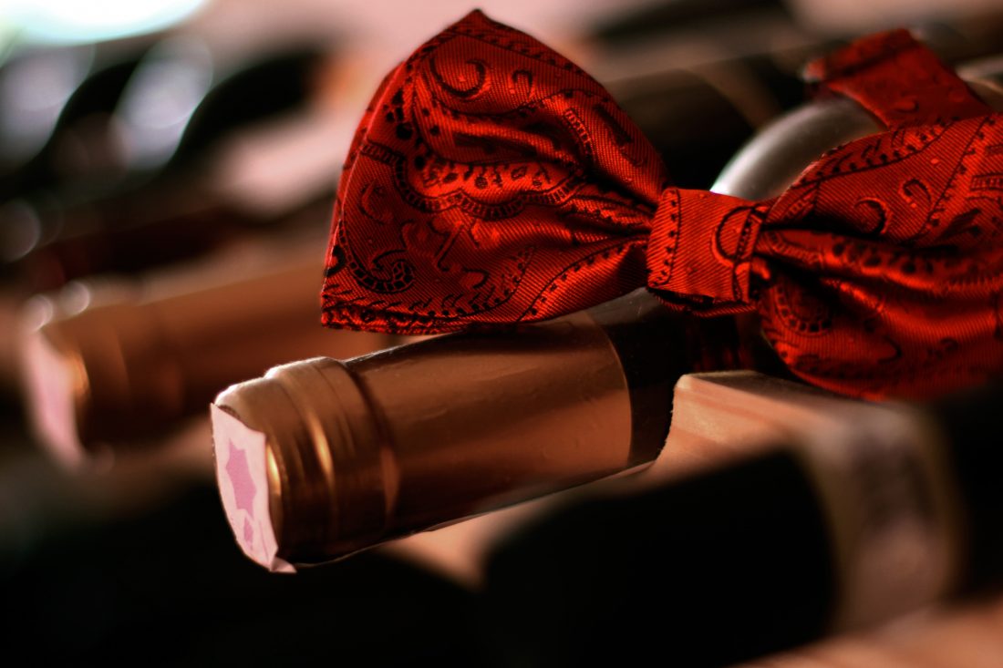 Free photo of Red Wine with Bow