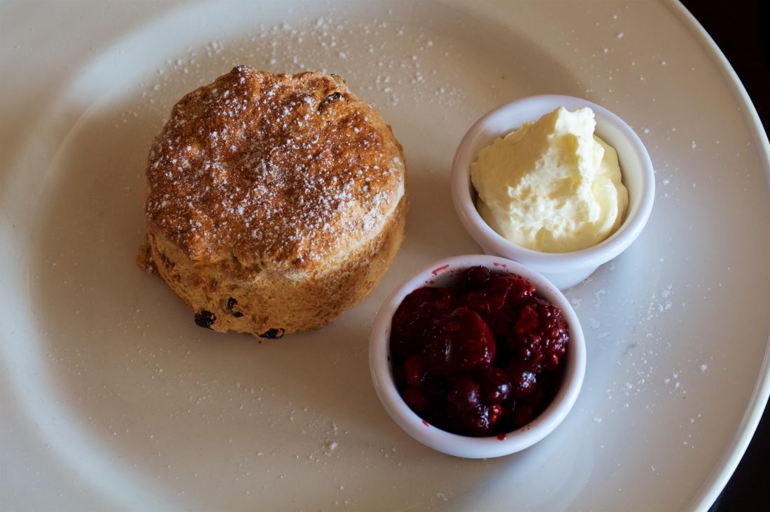 Free photo of Restaurant Scone Jam Cream Plate