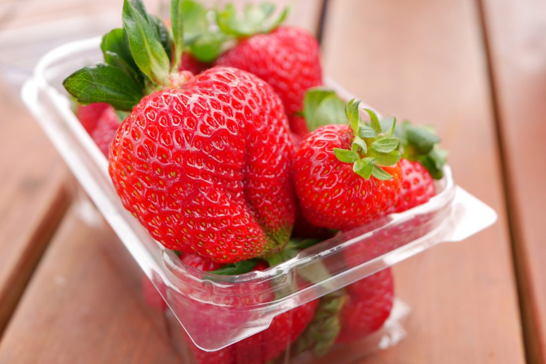 Free photo of Strawberries in Plastic Box