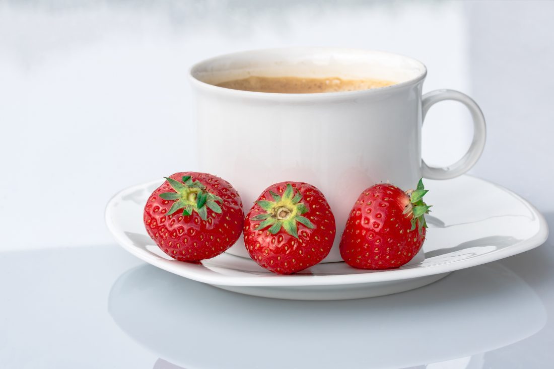 Free photo of Coffee & Strawberries