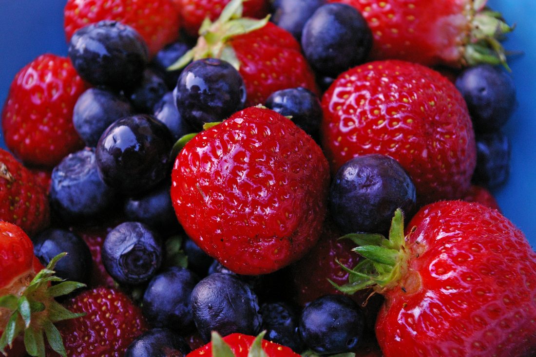 Free photo of Strawberries & Blueberries Fruit