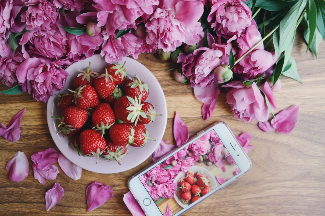 Free photo of Strawberries & iPhone