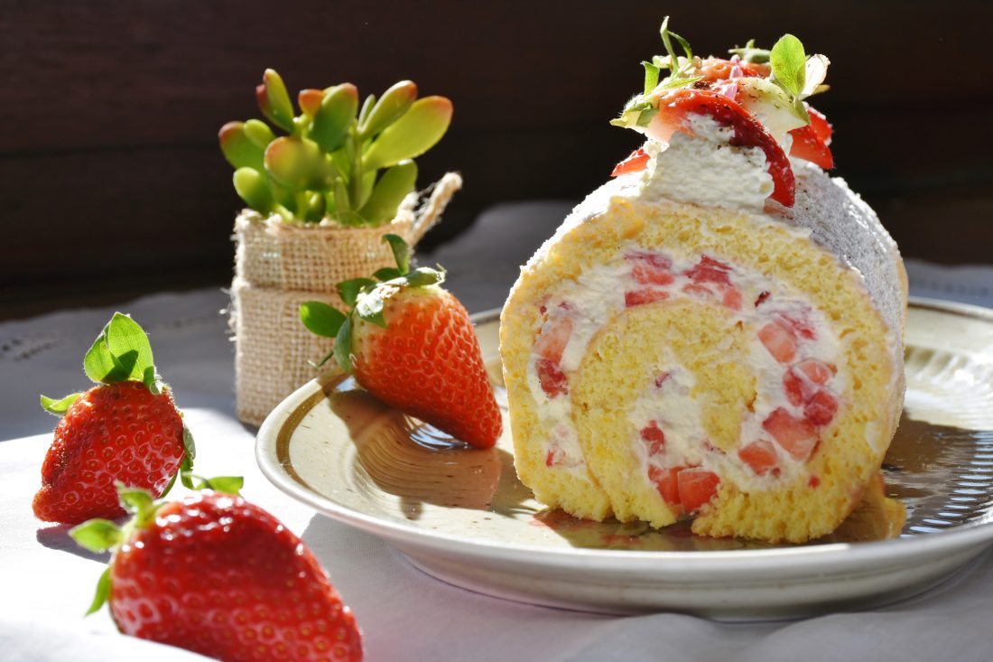 Free photo of Strawberry Cake Roll