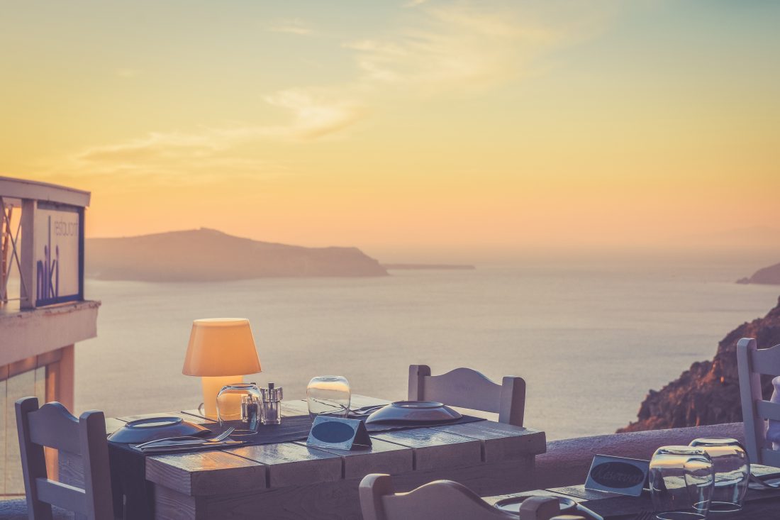 Free photo of Beautiful Summer Setting Dinner Table at Sunset