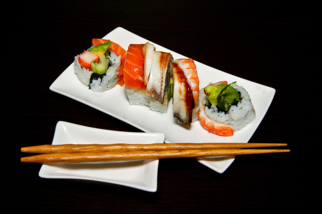 Free photo of Sushi & Chopsticks