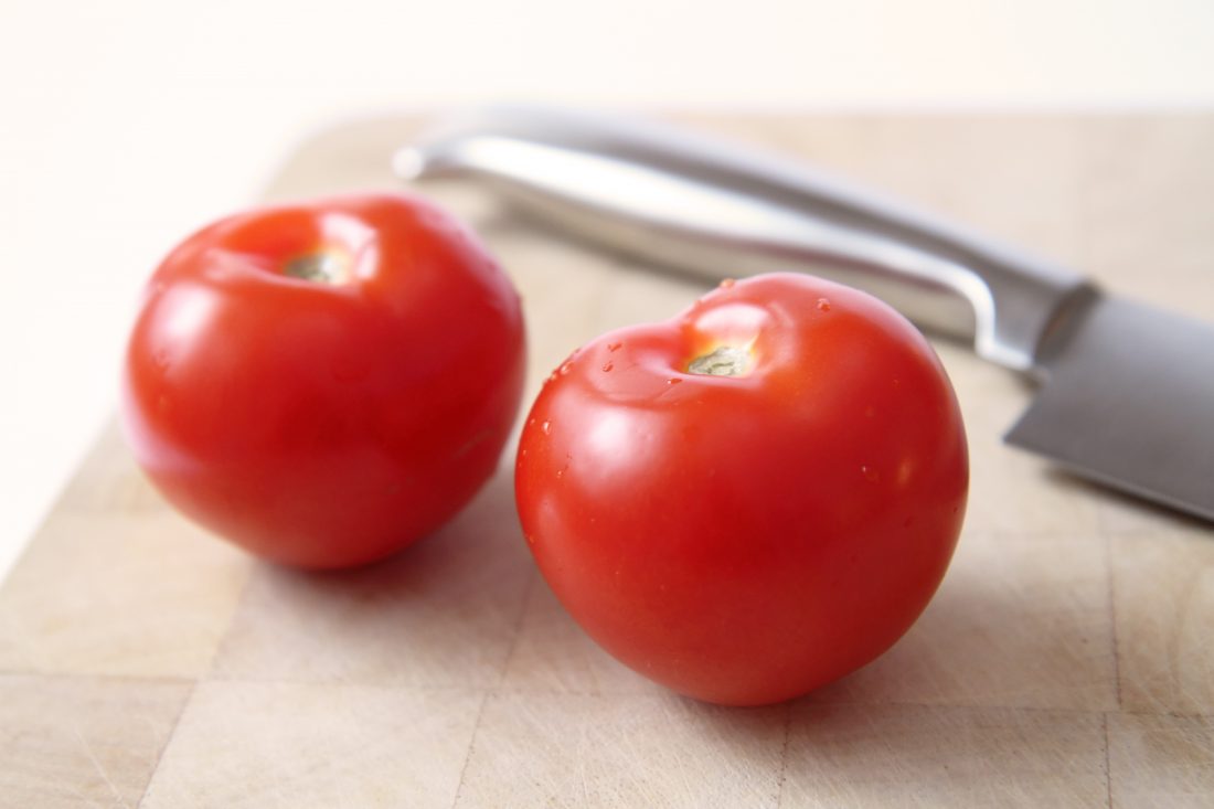 Free photo of Tomatoes & Knife
