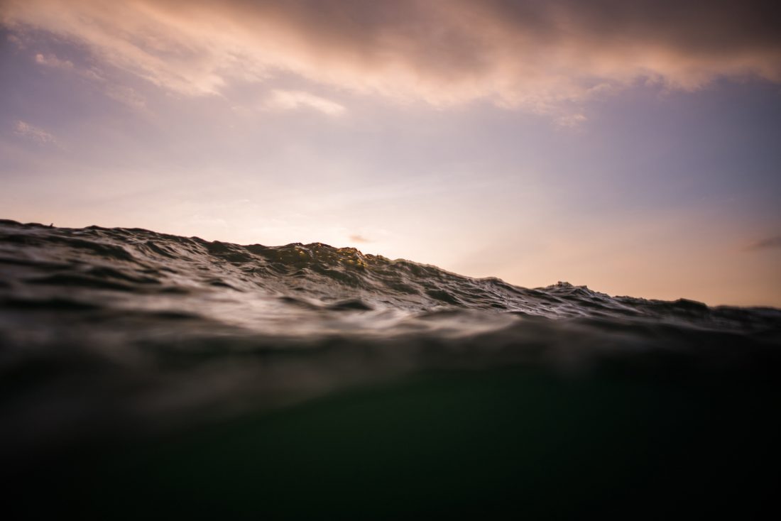 Free photo of Waves at Sunset