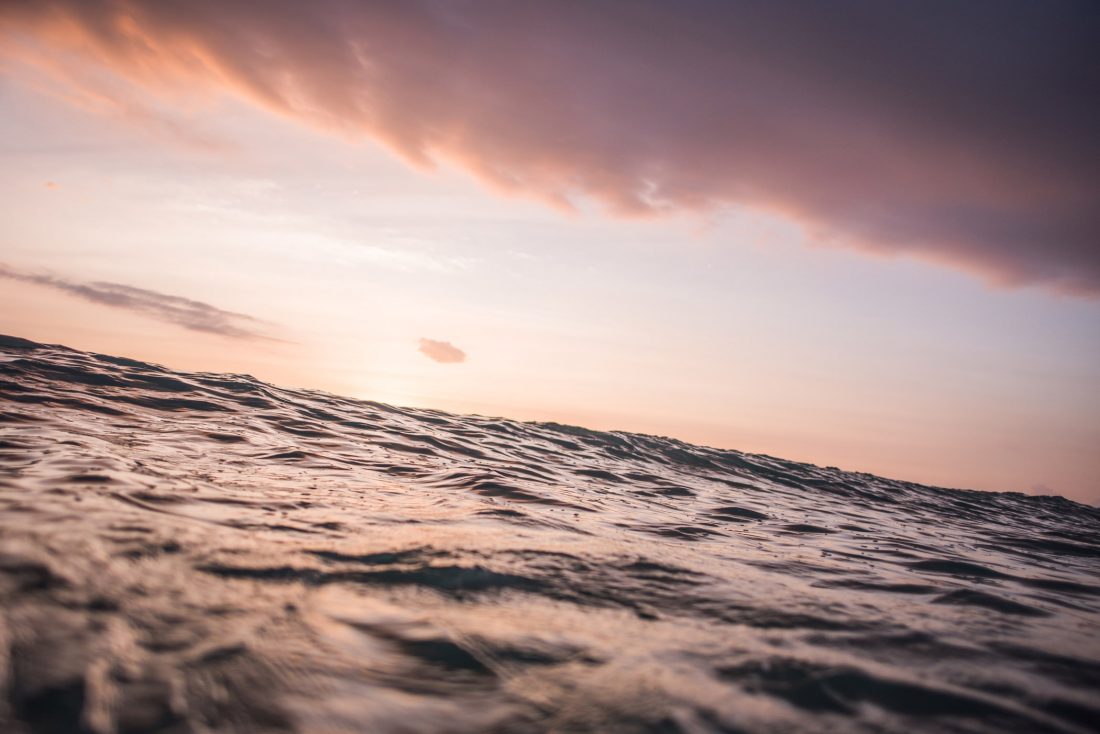Free photo of Calm Waves at Sunset