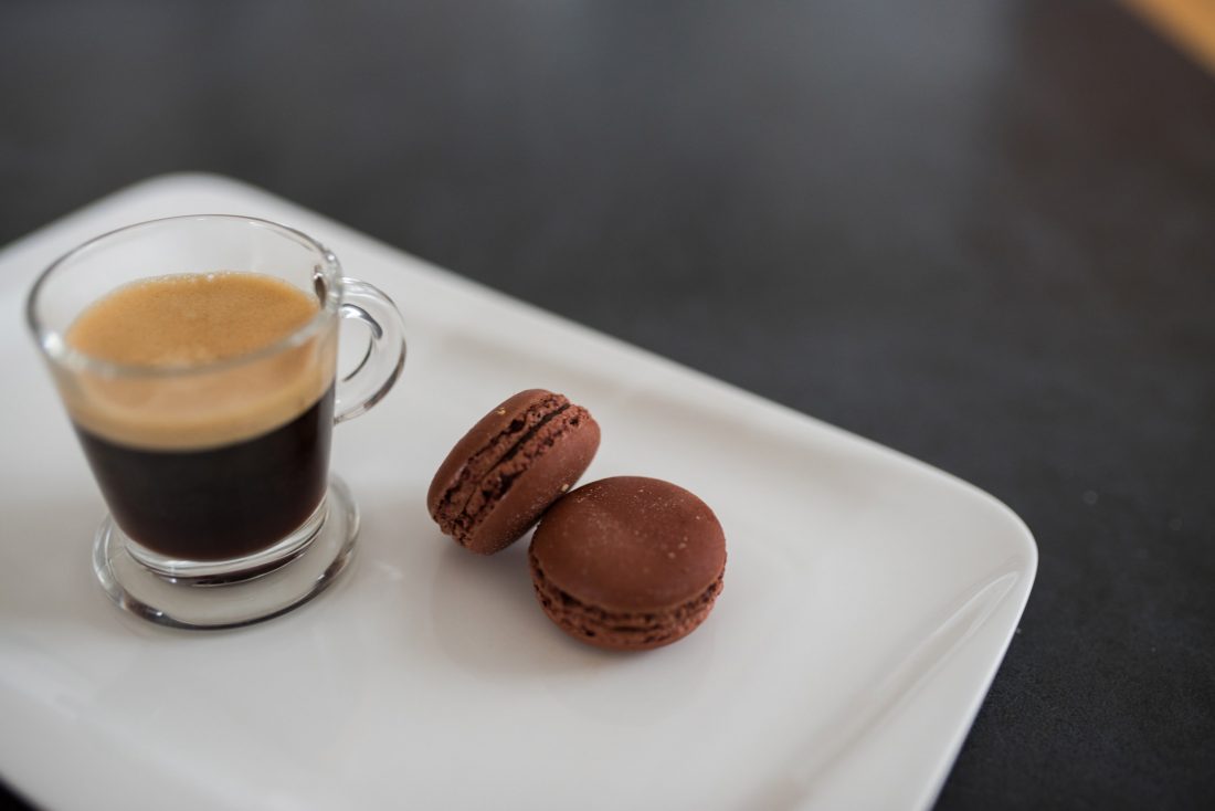 Free photo of Espresso Coffee & Macaroon