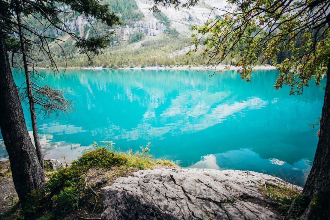Free photo of Blue Mountain Lake Reflection