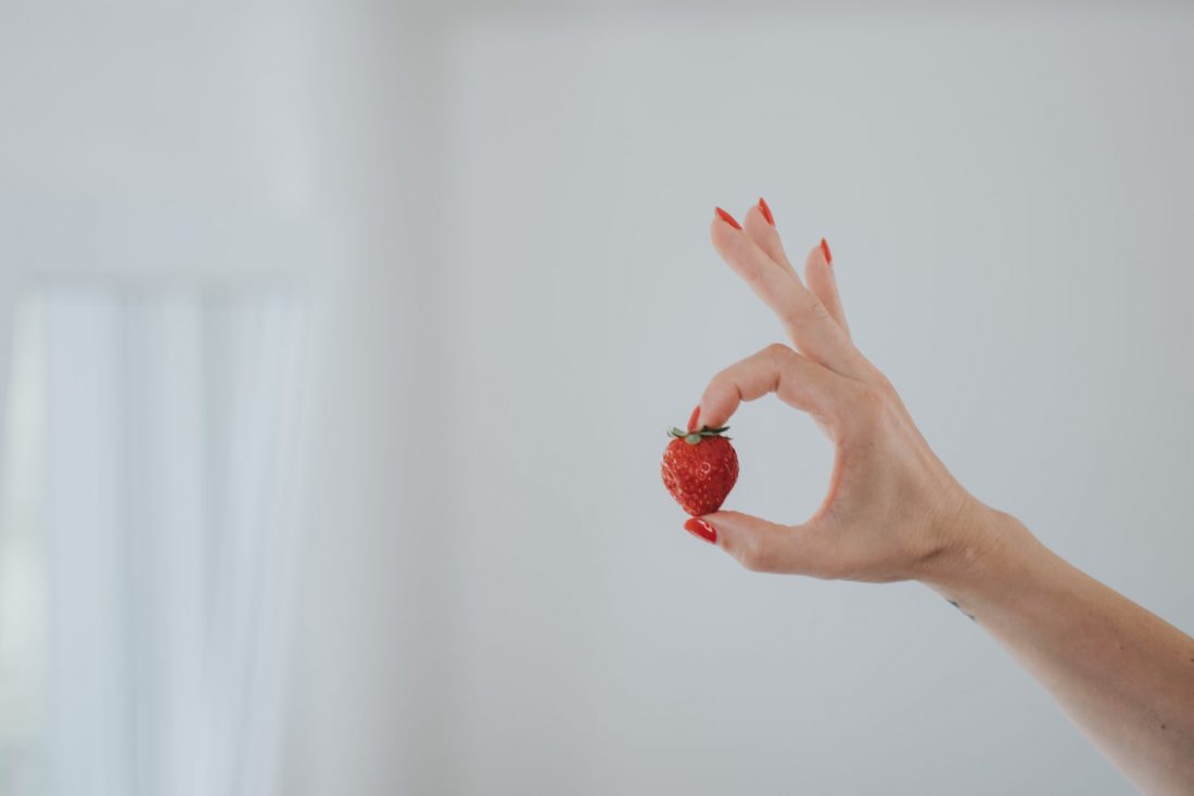 Free photo of Woman Holding a Strawberry